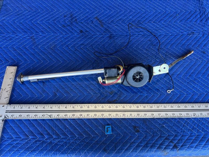 1984-1989 Volvo 740 760 Sedan Power Radio Signal Antenna Assembly OEM #1661EM