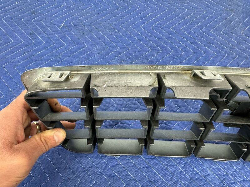 2001-2007 Volvo XC70 Front Bumper Upper Center Grille 9190986 9190985 OEM #3823E