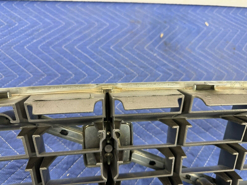 2001-2007 Volvo XC70 Front Bumper Upper Center Grille 9190986 9190985 OEM #3823E