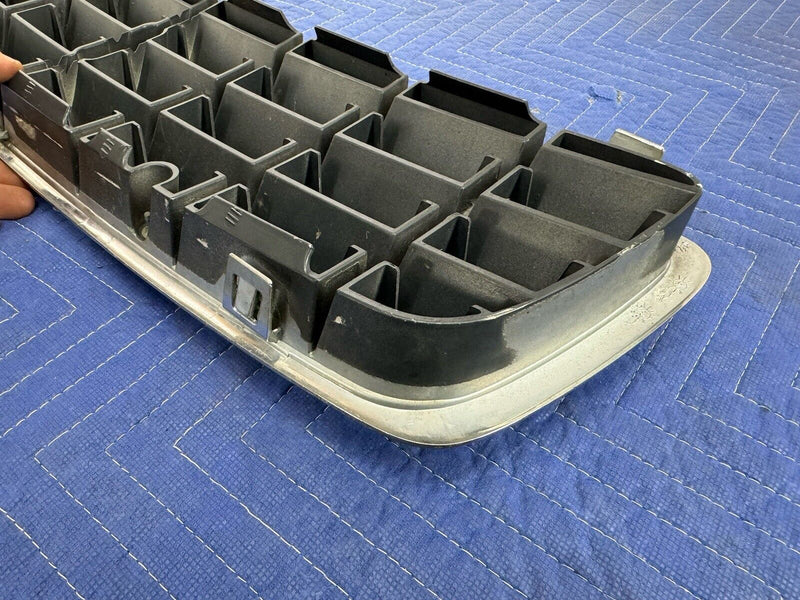 2001-2007 Volvo XC70 Front Bumper Upper Center Grille 9190986 9190985 OEM #3824E