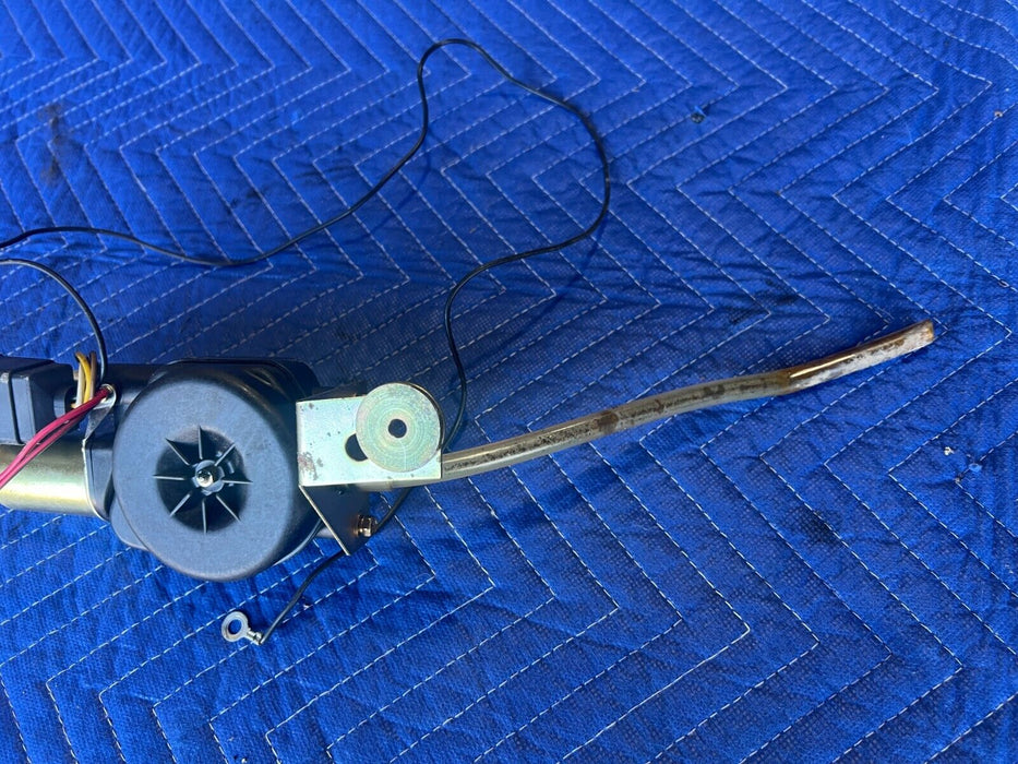 1984-1989 Volvo 740 760 Sedan Power Radio Signal Antenna Assembly OEM #1661EM