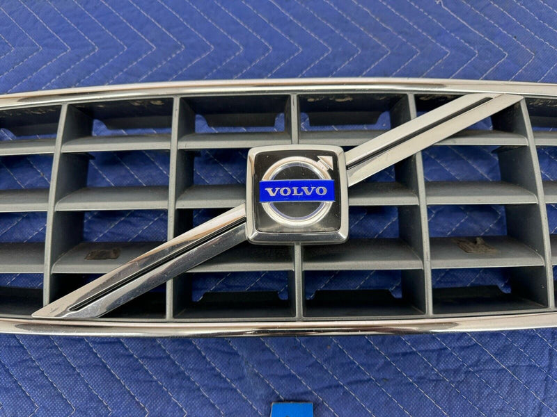 2001-2007 Volvo XC70 Front Bumper Upper Center Grille 9190986 9190985 OEM #3824E