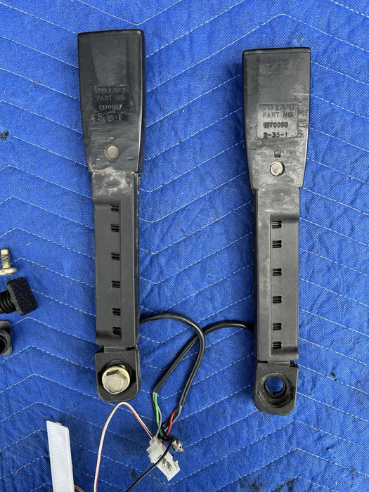 1986-1993 Volvo 240 244 245 Front Seat Belt Buckles Latch Pair Center OEM #3785E