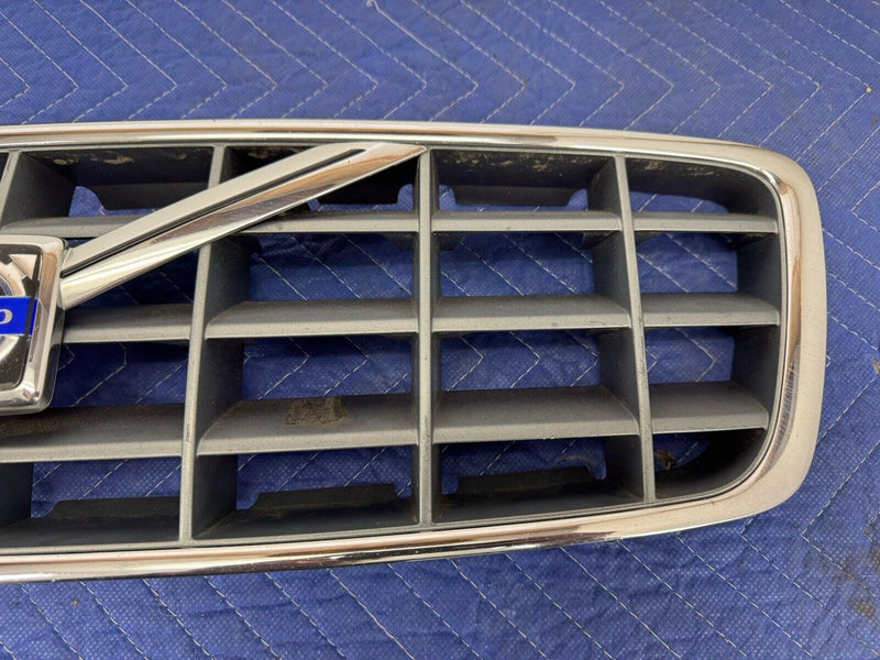 2001-2007 Volvo XC70 Front Bumper Upper Center Grille 9190986 9190985 OEM #3824E