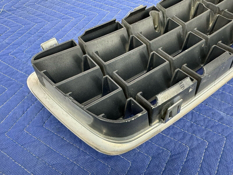 2001-2007 Volvo XC70 Front Bumper Upper Center Grille 9190986 9190985 OEM #3824E