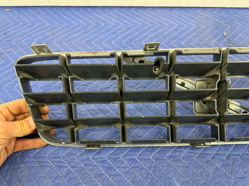 2001-2007 Volvo XC70 Front Bumper Upper Center Grille 9190986 9190985 OEM #3824E