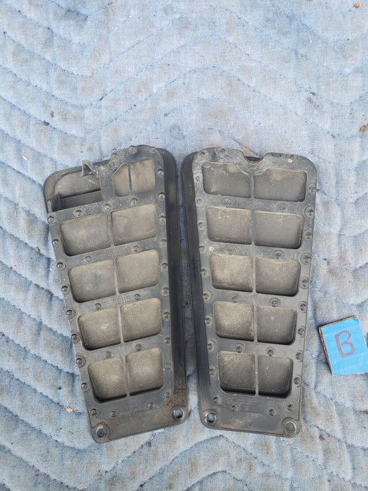 1988-1998 Chevy GMC GM 1500 C/K 15718115 Door Vent Slots OEM #1036CN