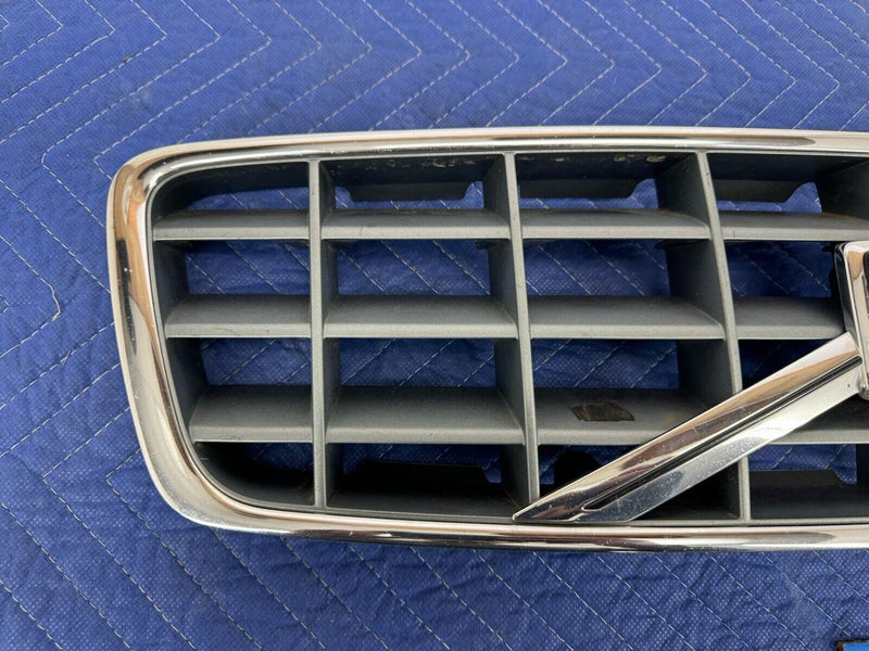 2001-2007 Volvo XC70 Front Bumper Upper Center Grille 9190986 9190985 OEM #3824E