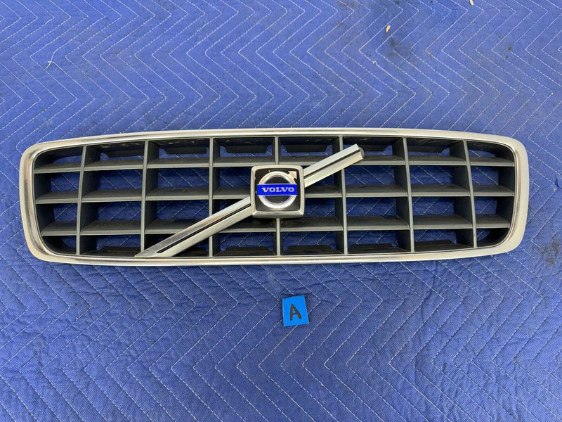 2001-2007 Volvo XC70 Front Bumper Upper Center Grille 9190986 9190985 OEM #3823E