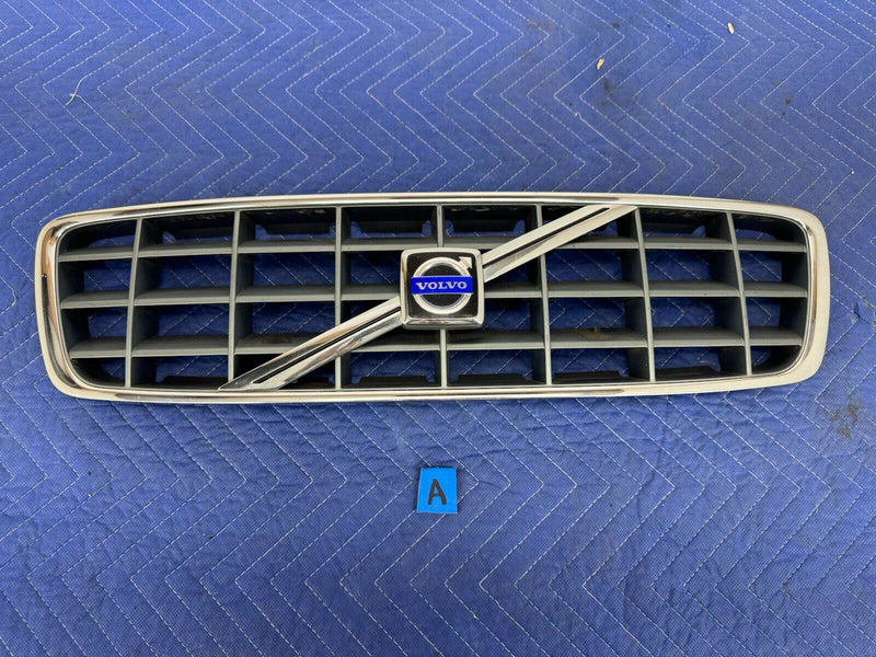 2001-2007 Volvo XC70 Front Bumper Upper Center Grille 9190986 9190985 OEM #3824E