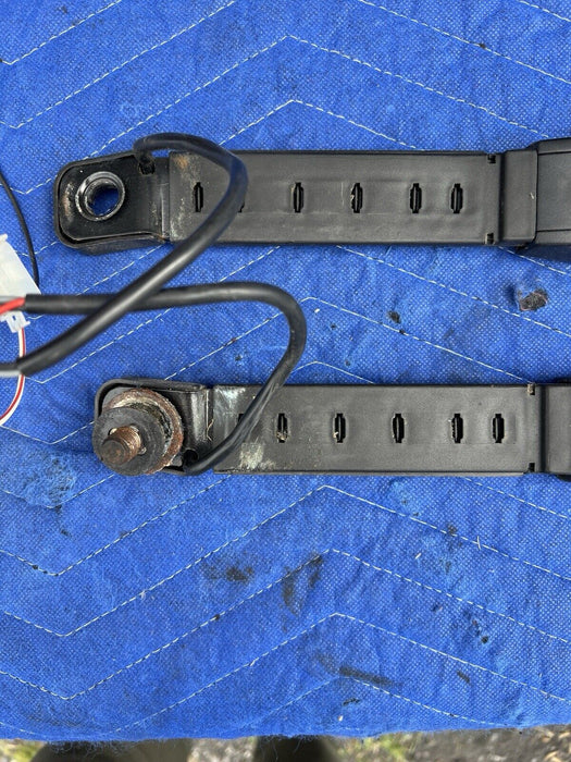 1986-1993 Volvo 240 244 245 Front Seat Belt Buckles Latch Pair Center OEM #3785E