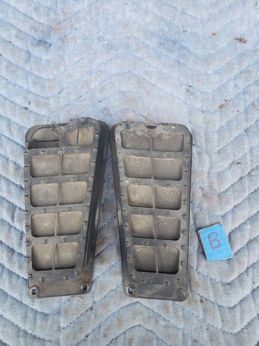 1988-1998 Chevy GMC GM 1500 C/K 15718115 Door Vent Slots OEM #1036CN