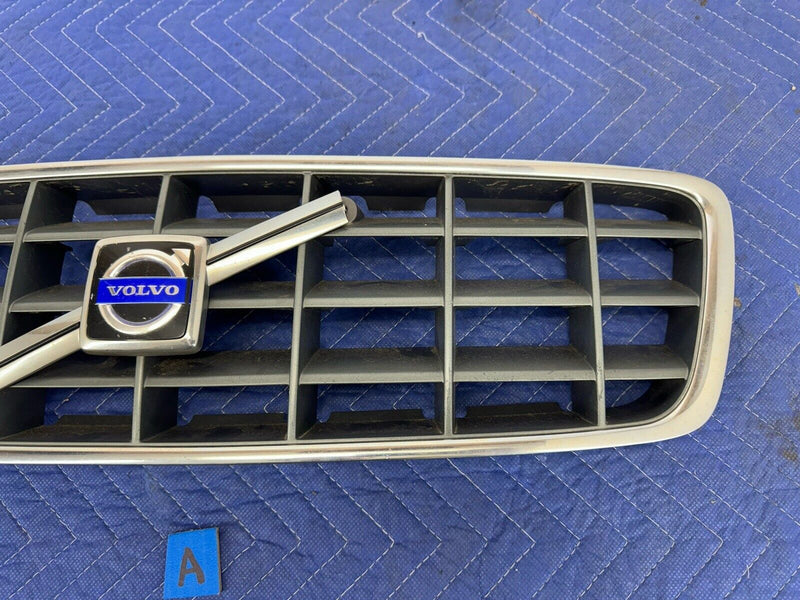 2001-2007 Volvo XC70 Front Bumper Upper Center Grille 9190986 9190985 OEM #3823E