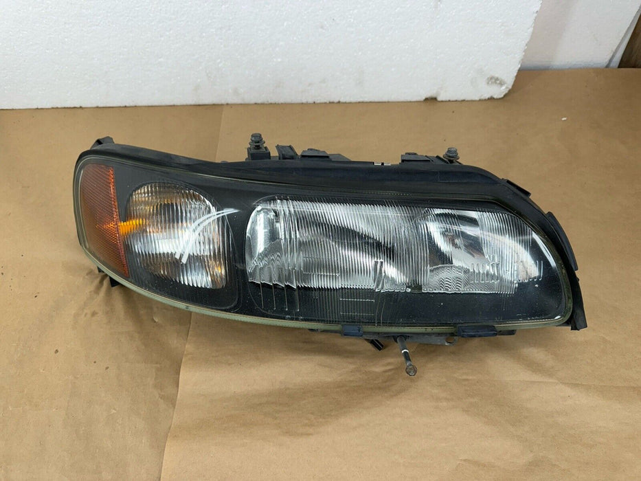 2001-2004 Volvo XC70 Right Front Headlight Halogen Assembly 8693544 OEM #3446EJ