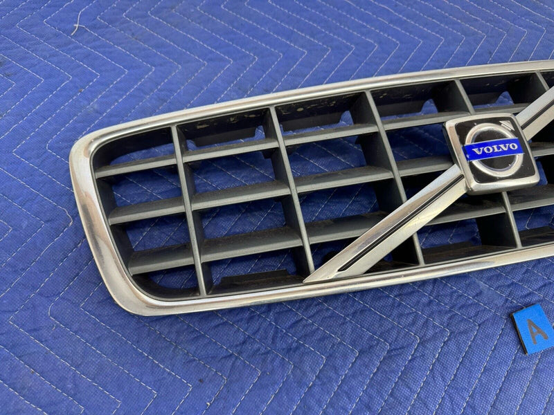 2001-2007 Volvo XC70 Front Bumper Upper Center Grille 9190986 9190985 OEM #3823E