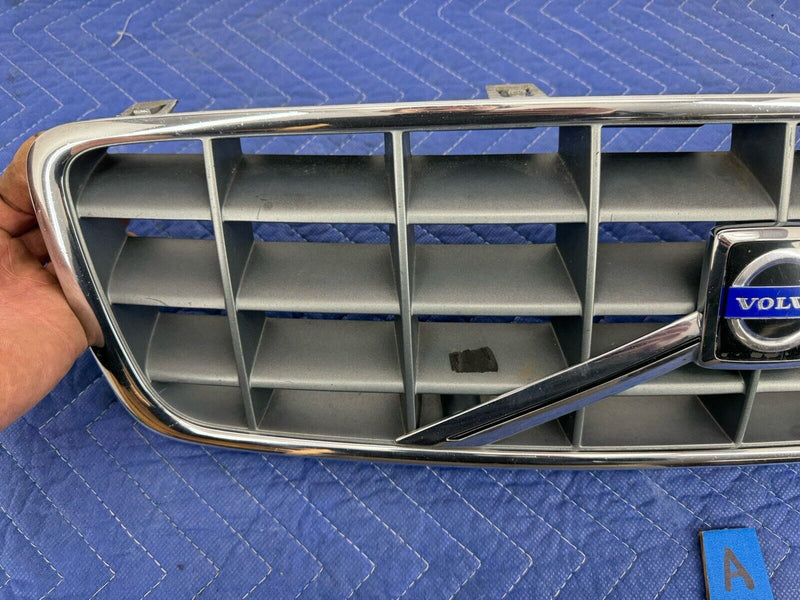 2001-2007 Volvo XC70 Front Bumper Upper Center Grille 9190986 9190985 OEM #3824E