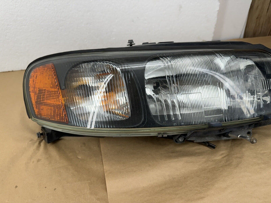 2001-2004 Volvo XC70 Right Front Headlight Halogen Assembly 8693544 OEM #3446EJ