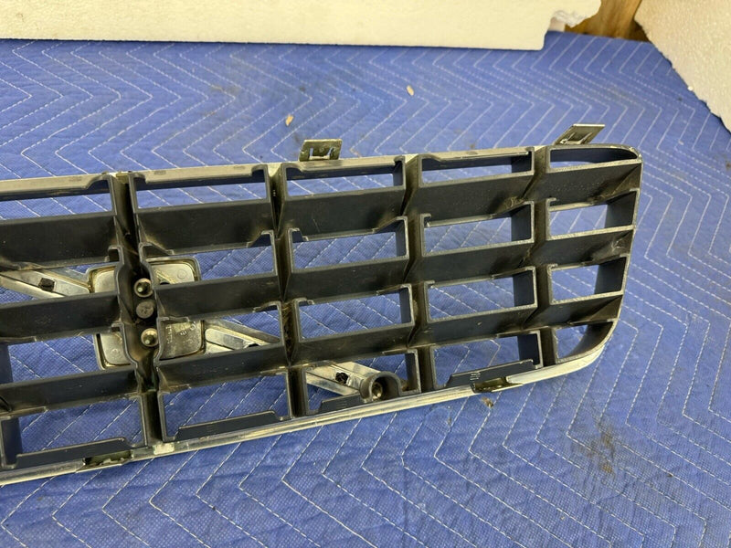 2001-2007 Volvo XC70 Front Bumper Upper Center Grille 9190986 9190985 OEM #3824E