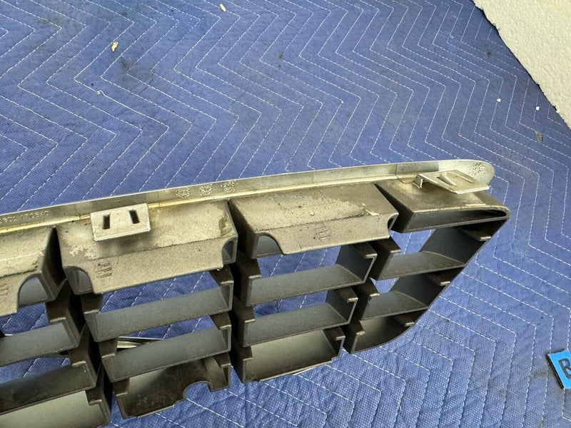 2001-2007 Volvo XC70 Front Bumper Upper Center Grille 9190986 9190985 OEM #3823E