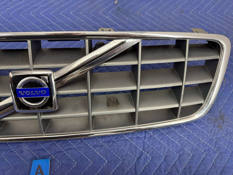 2001-2007 Volvo XC70 Front Bumper Upper Center Grille 9190986 9190985 OEM #3824E