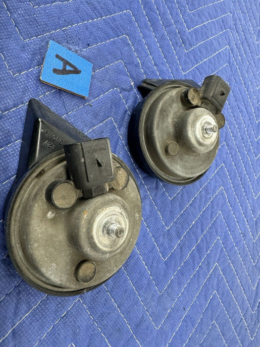 Hella High & Low Tone Horn Pair Volvo Mercedes Saab 400Hz 500Hz OEM 12V #3831E