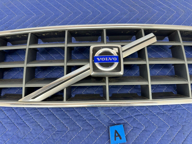 2001-2007 Volvo XC70 Front Bumper Upper Center Grille 9190986 9190985 OEM #3823E