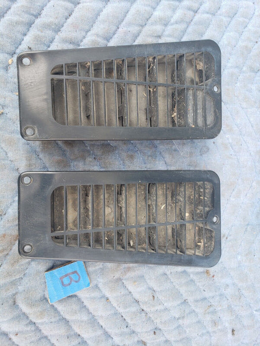 1988-1998 Chevy GMC GM 1500 C/K 15718115 Door Vent Slots OEM #1036CN