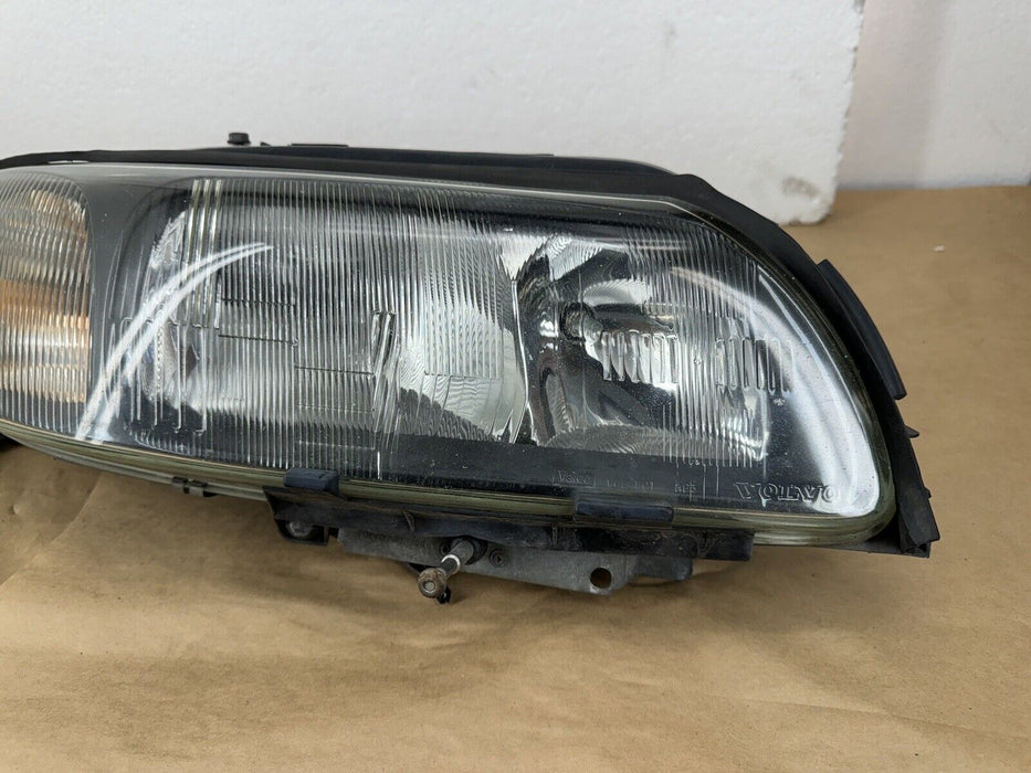 2001-2004 Volvo XC70 Right Front Headlight Halogen Assembly 8693544 OEM #3446EJ