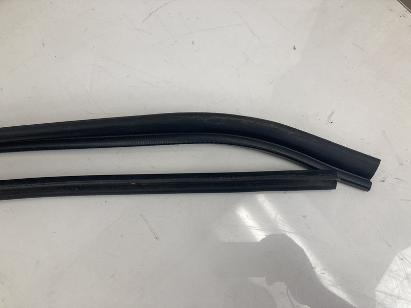 1995-1998 Chevrolet Silverado 2500 GMT400 Door Window Seal Upper OEM