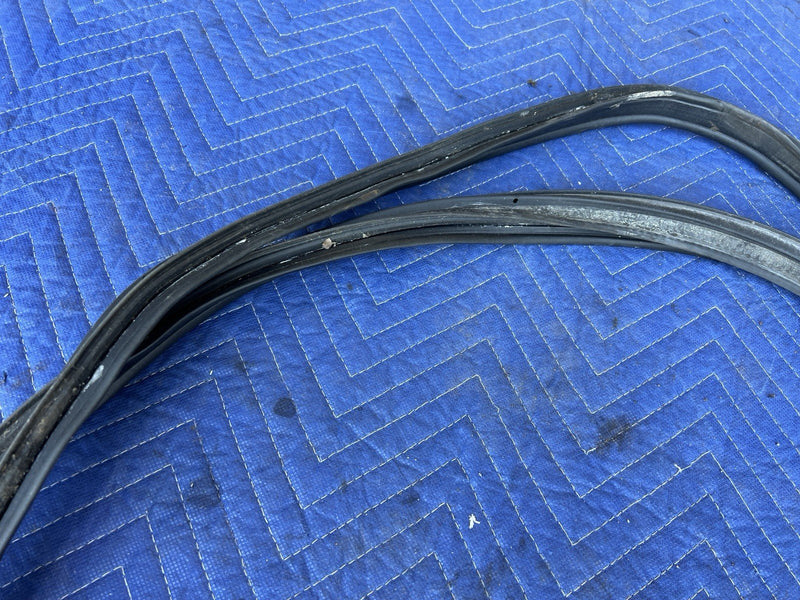 1998-2003 Jaguar XJR XJ8 X308 Sedan Trunk Deck Lid Seal Weatherstripping #4672E