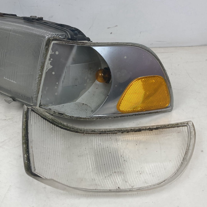 1998-2000 Volvo V70 Headlight Assembly Left 9169362 OEM #5193M