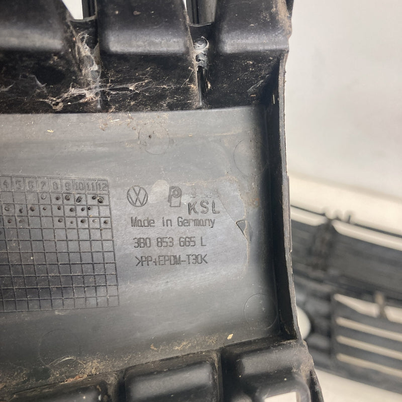 2001-2005 VW Volkswagen Passat Bumper Grille Lower 3 piece OEM #5569M
