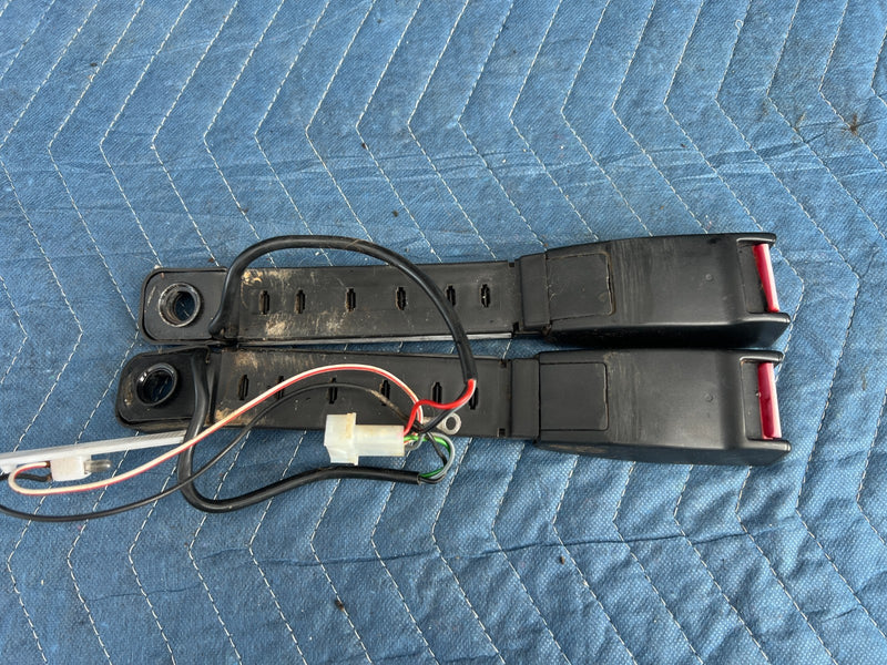1986-1993 Volvo 240 244 Sedan Front Right & Left Seat Belt Buckle Set OE #4191EM