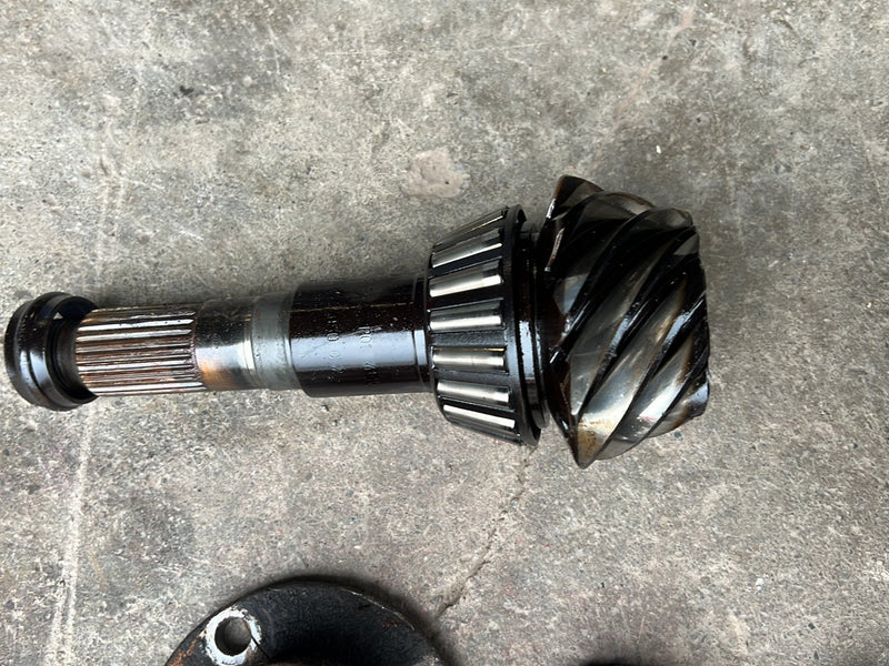 1990-1992 Volvo 740 745 940 Wagon 4.10 Ratio Rear Differential w/ Axle Assembly 3549692 OEM #5995EM