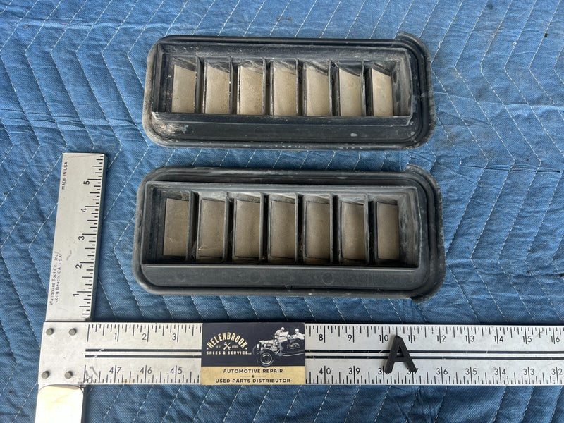 1999-2002 Chevy Silverado GM 1500 2500 Cabin Air Relief Vent Pair OEM #1748CN