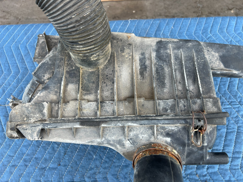 1986-1993 Volvo 240 244 Sedan Air Intake Cleaner Assembly 1266791 OEM #4245EM