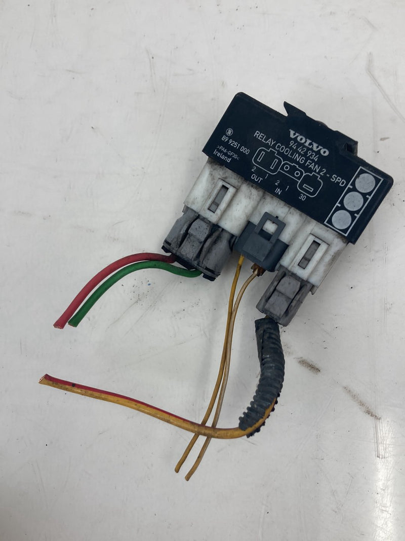 1998-2000 Volvo V70 S70 Radiator Cooling Fan Relay w/ Air Deflector OEM #5216M