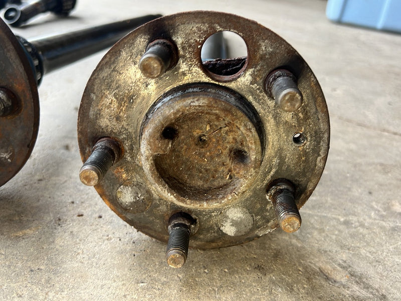 1990-1992 Volvo 740 745 940 Wagon 4.10 Ratio Rear Differential w/ Axle Assembly 3549692 OEM #5995EM