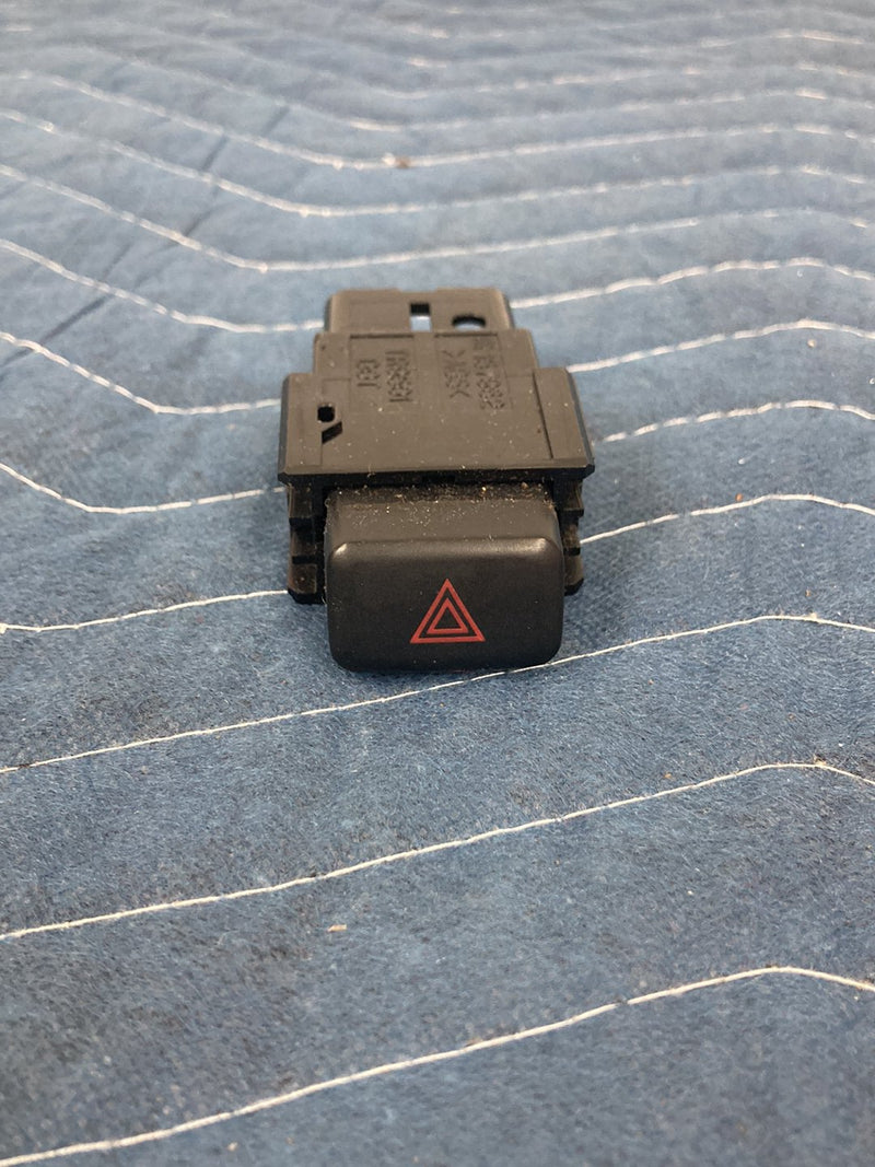 2000 Toyota Sienna L10 - Hazard Light Switch PN: TR9501 157962