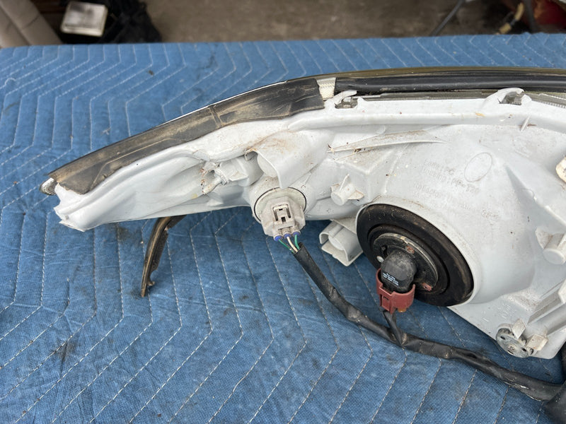 2002-2006  Toyota Camry LH Left Headlight Light Assembly OEM #119DU
