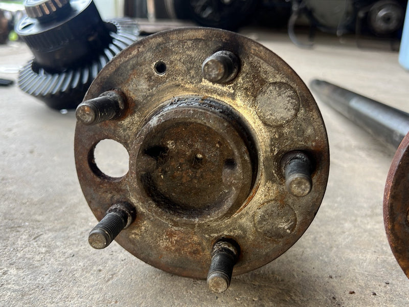 1990-1992 Volvo 740 745 940 Wagon 4.10 Ratio Rear Differential w/ Axle Assembly 3549692 OEM #5995EM