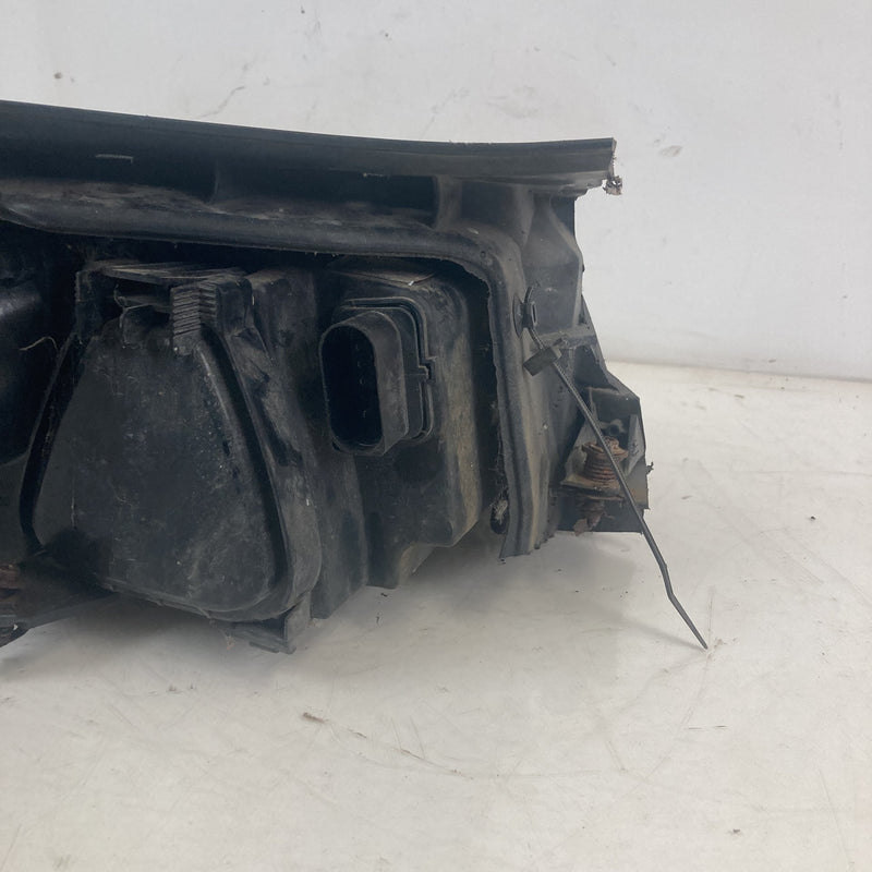 2001-2005 Volkswagen Passat Headlight Assembly Left OEM #5559M