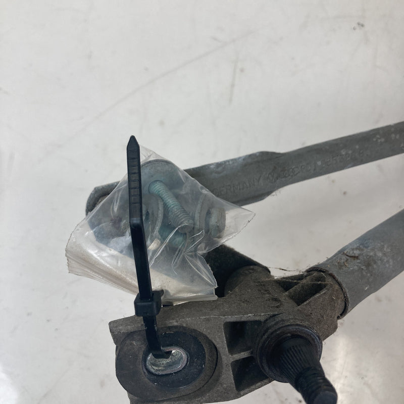 2001-2005 Volkswagen Passat Windshield Wiper Linkage Motor OEM #5520M