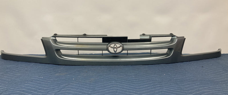 1998-2003 Toyota Sienna L10 Bumper Grille 53100-08010 H 58520 OEM