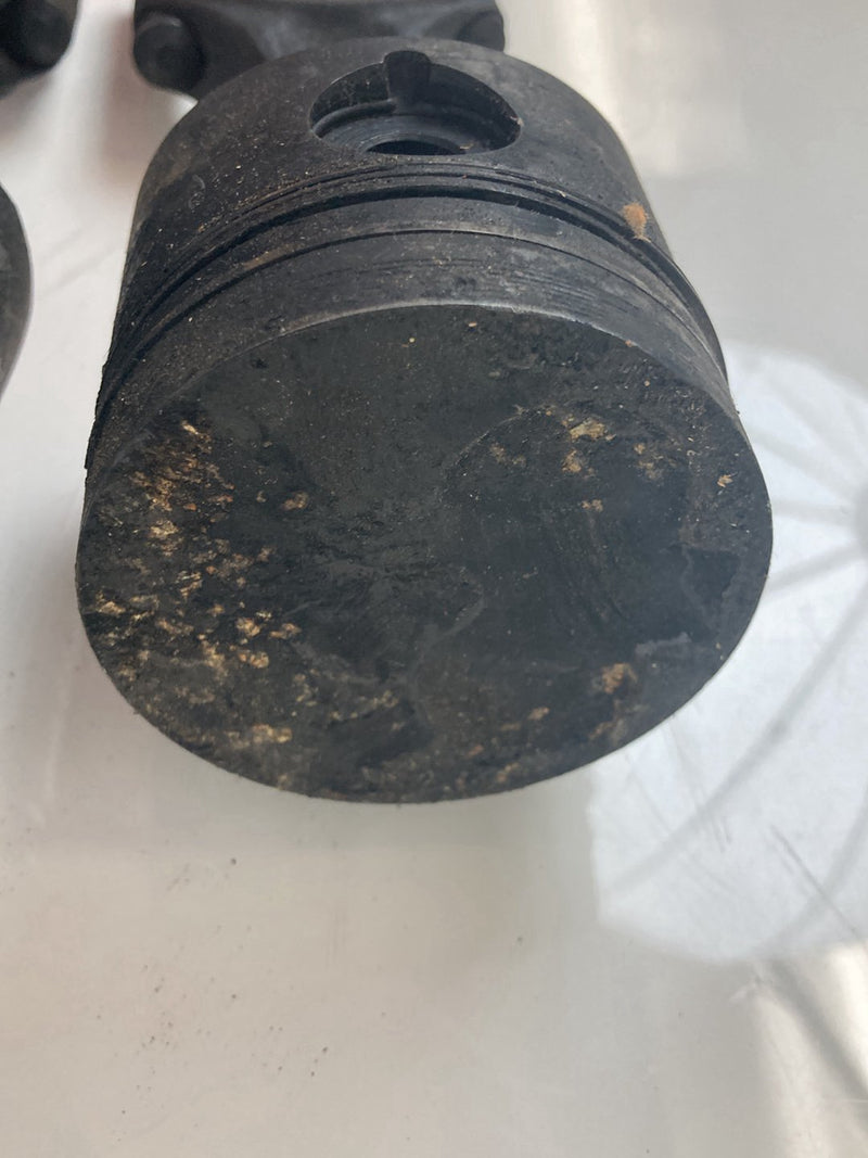 1980 Volvo 244 - Piston