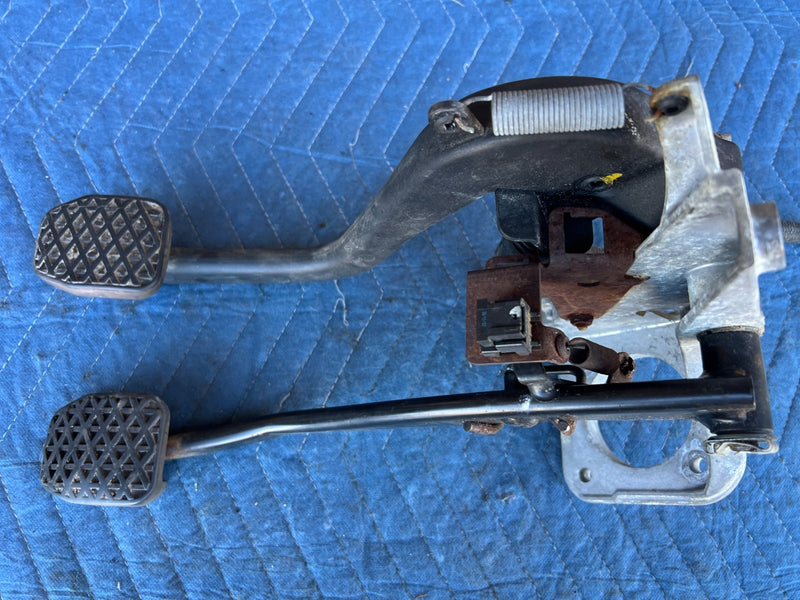 2000-2005 BMW 330xi 325xi E46 Clutch & Brake Pedal Box Manual Trans OEM #4819EM