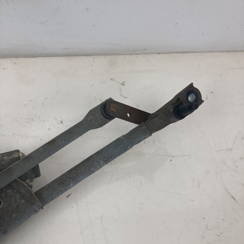 2001-2005 Volkswagen Passat Windshield Wiper Linkage Motor OEM #5520M