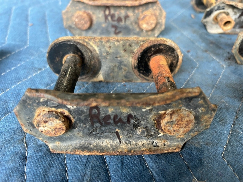 1985-1988 Suzuki Samurai SJ413 Leaf Spring Shackles Front Rear 41461-77300 OEM