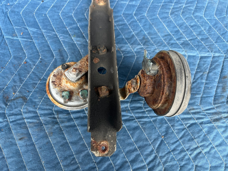 1986-1993 Volvo 240 244 245 Horn High & Low Tone w/ Mounting Bracket OEM #4118EM