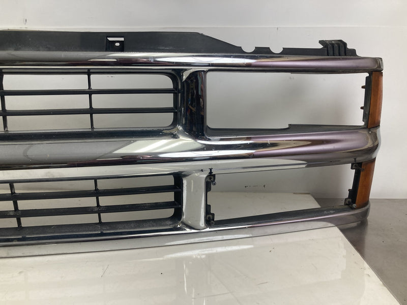 1995-1998 Chevrolet Silverado 2500 GMT400 Front Grille 15981091